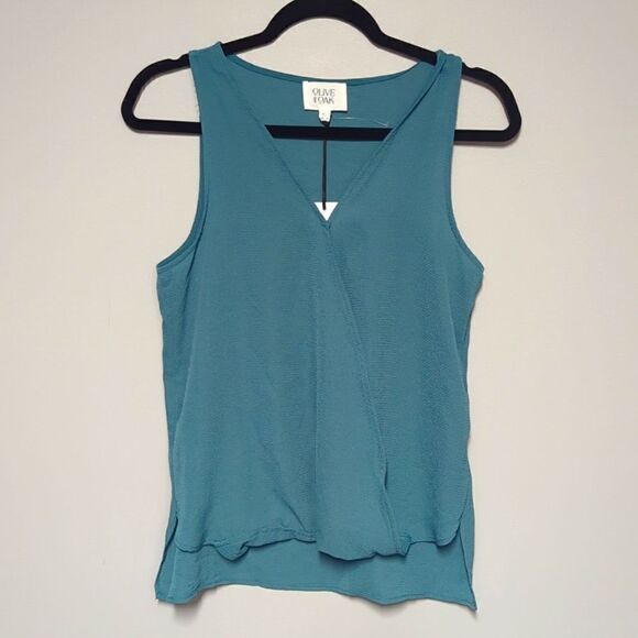 NWT Olive and Oak Green V Neck Sleeveless Blouse - Picture 1 of 4